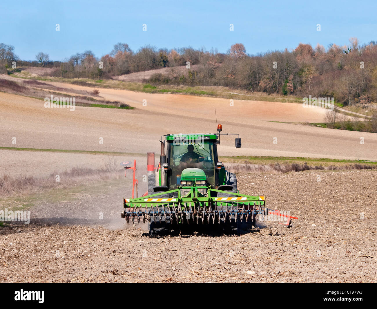 John Deere 8300 Traktor mit Scheibeneggen - Frankreich. Stockfoto