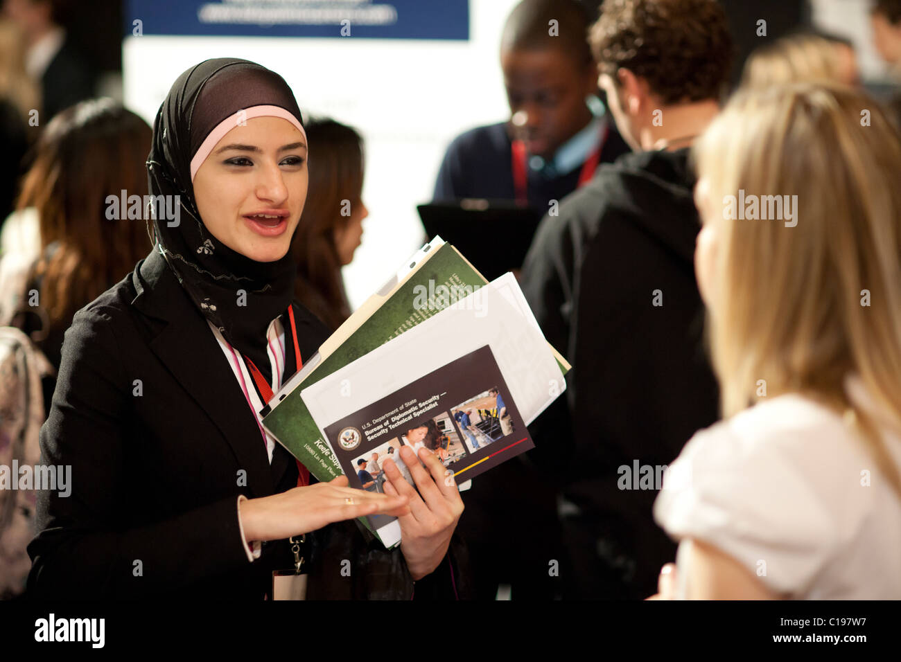 Jobsuchende besuchen eine Karrieremesse im Madison Square Garden in New York statt Stockfoto