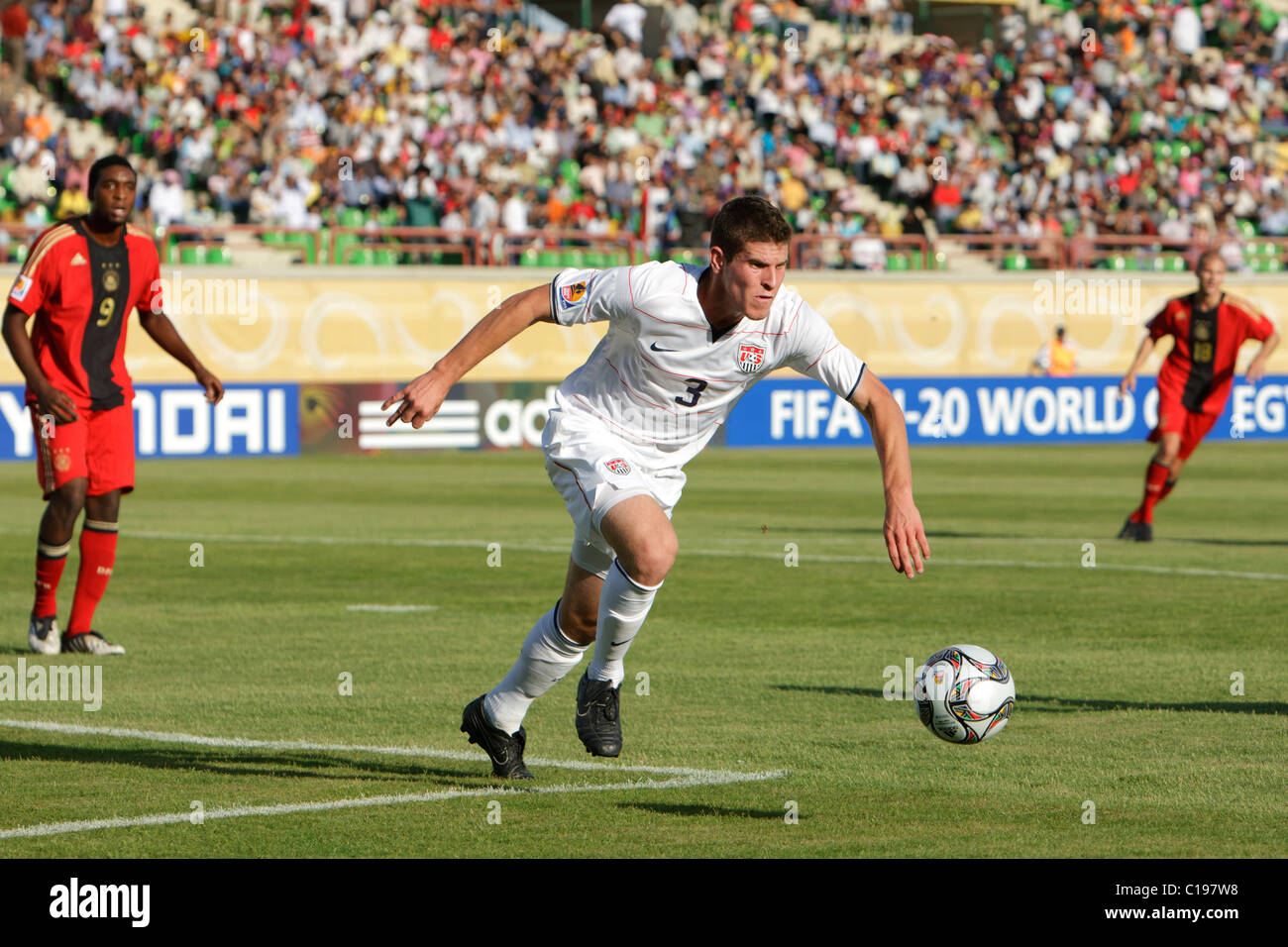 Dillon Powers der Vereinigten Staaten (3) jagt den Ball bei einem Fußballspiel FIFA U-20-Weltmeisterschaft gegen Deutschland. Stockfoto