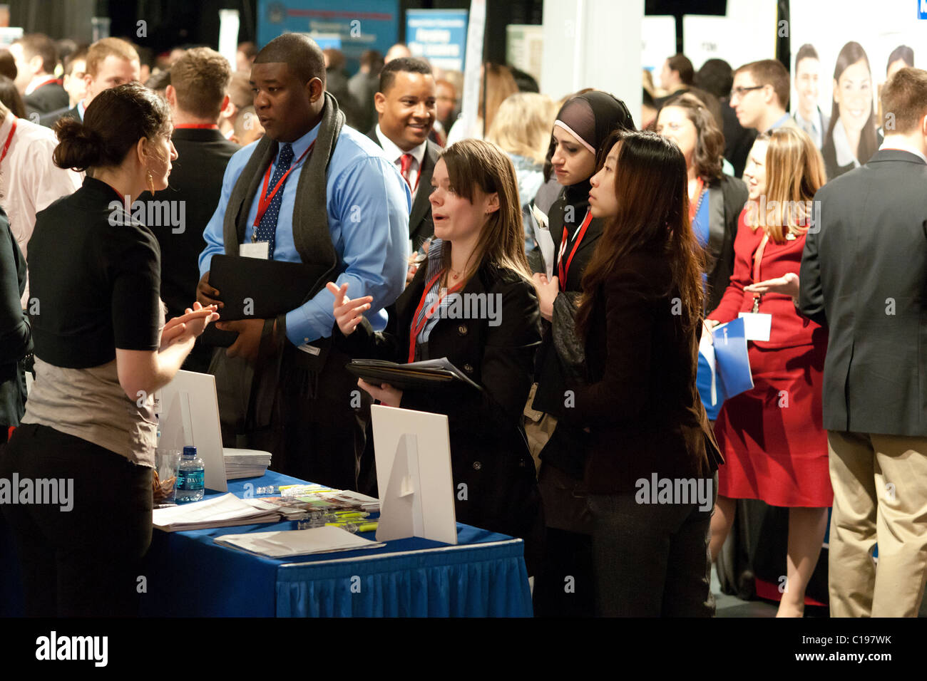 Jobsuchende besuchen eine Karrieremesse im Madison Square Garden in New York statt Stockfoto