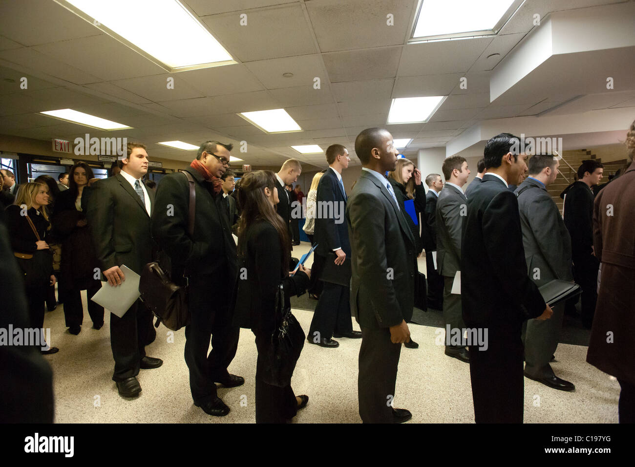 Jobsuchende besuchen eine Jobmesse im Madison Square Garden in New York Stockfoto