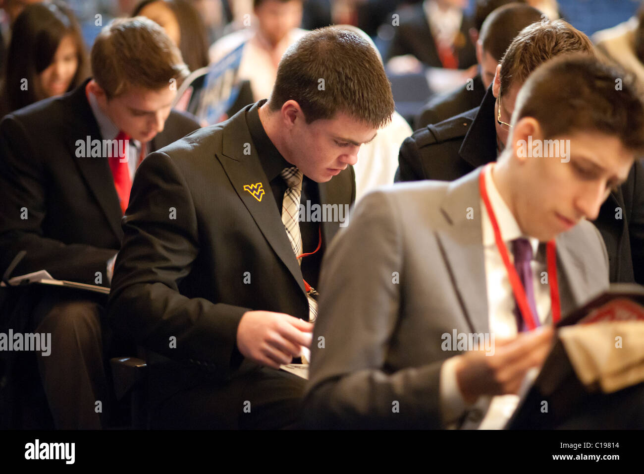 Jobsuchende besuchen eine Jobmesse im Madison Square Garden in New York Stockfoto