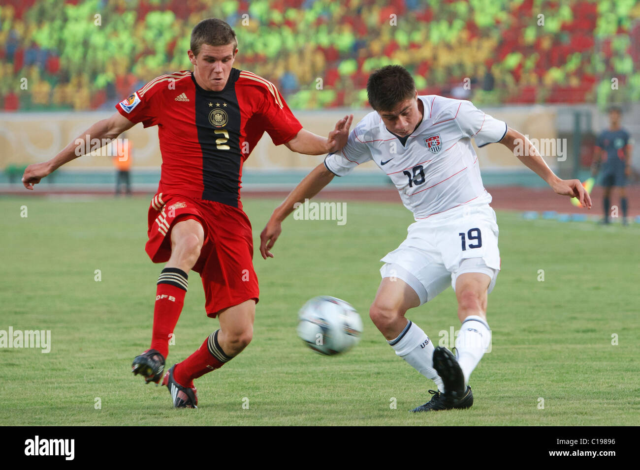 Jorge Flores aus den Vereinigten Staaten (19) tritt am 26. September 2009 im Mubarak-Stadion in Suez, Ägypten, als Sebastian Jung (2) den Ball bei einem Spiel der FIFA U-20-Weltmeisterschaft verteidigt. Nur redaktionelle Verwendung. Kein Pushing auf die Nutzung mobiler Geräte. Kommerzielle Nutzung verboten. (Foto: Jonathan Paul Larsen / Diadem Images) Stockfoto