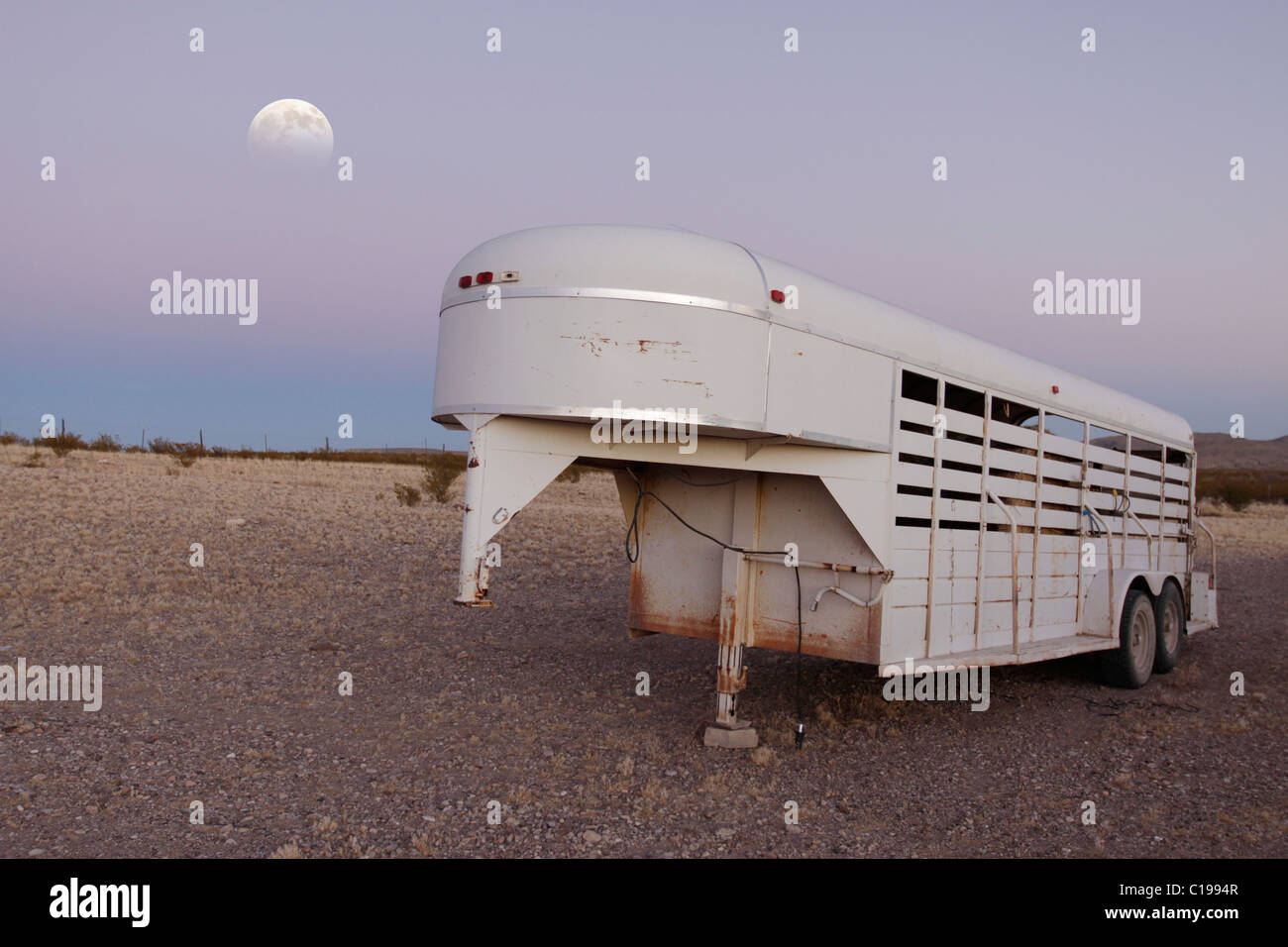 Trailer und Vollmond bei Sonnenuntergang im Big Bend Region West Texas, gelegen in der nördlichen Spitze von der Chihuahua-Wüste. Stockfoto