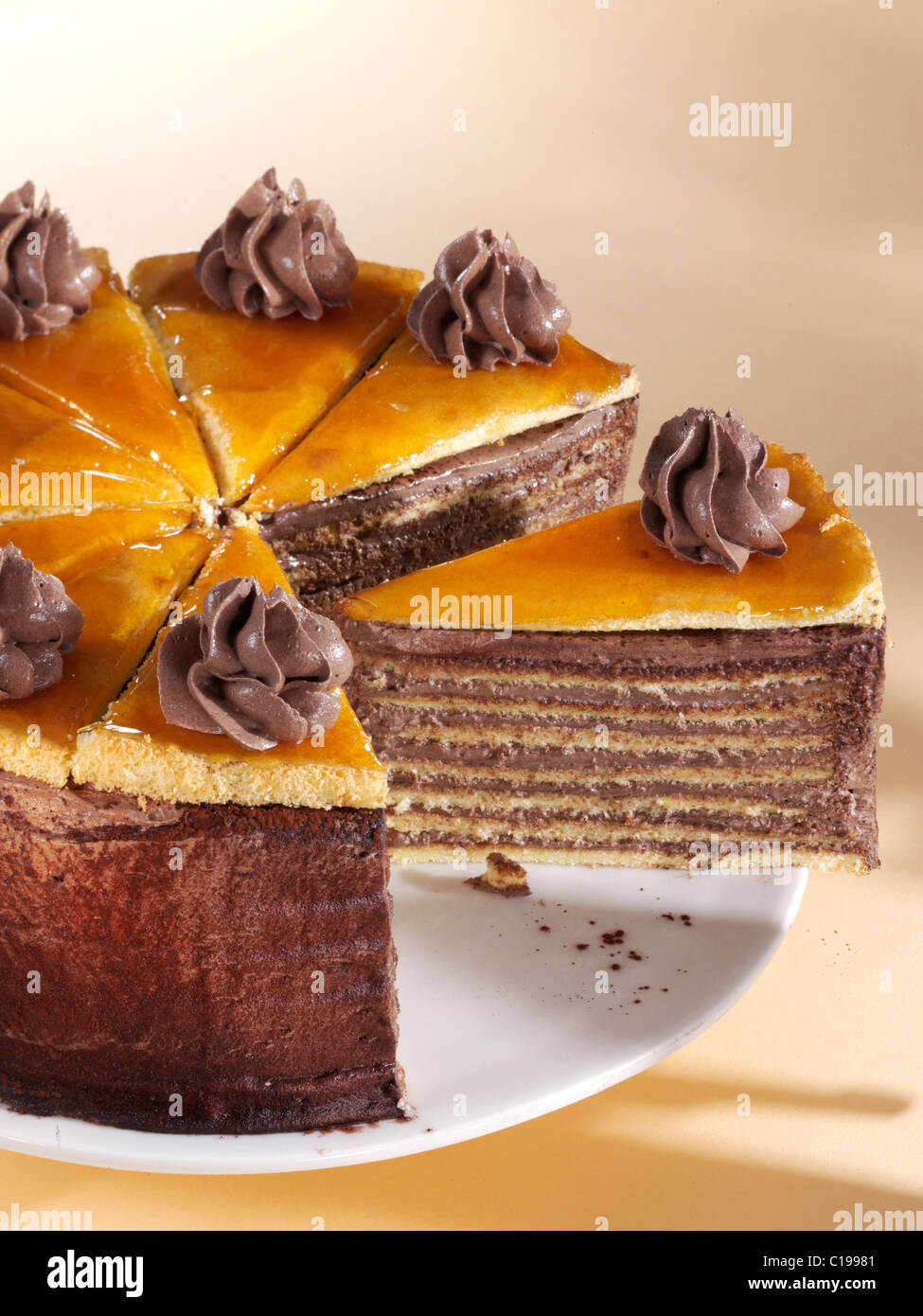 Dobos Kuchen auf eine Platte geschnitten, besteht ungarischen Dobostorta  aus Schichten von Biskuit und Choclate Creme mit Karamell Glasur  Stockfotografie - Alamy