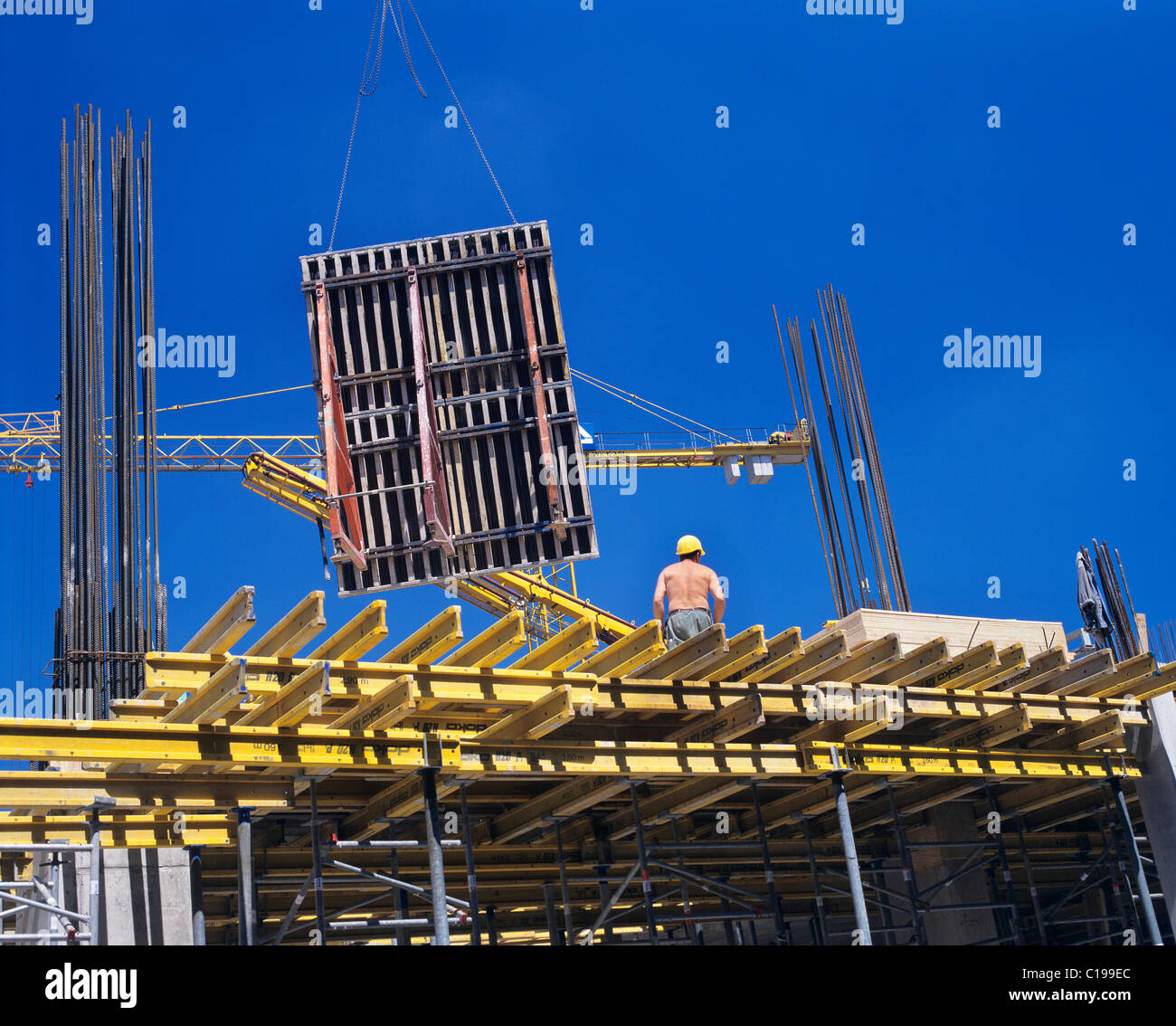 Baustelle, Leitbleche gehisst in Position mit einem Kran, Köln, Nordrhein-Westfalen, Deutschland, Europa Stockfoto