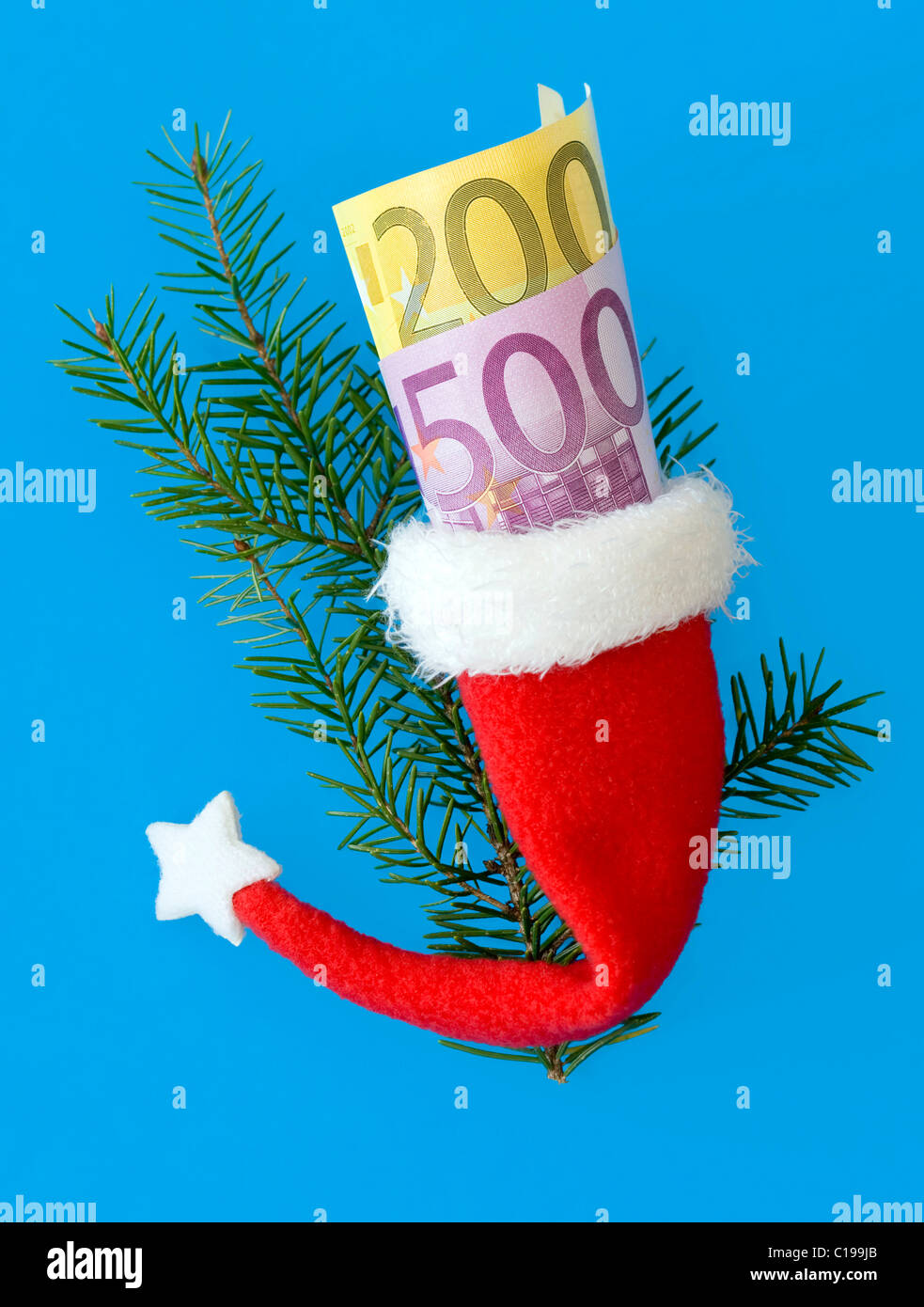Banknoten in einem kleinen Weihnachtsmann-Hut Stockfoto