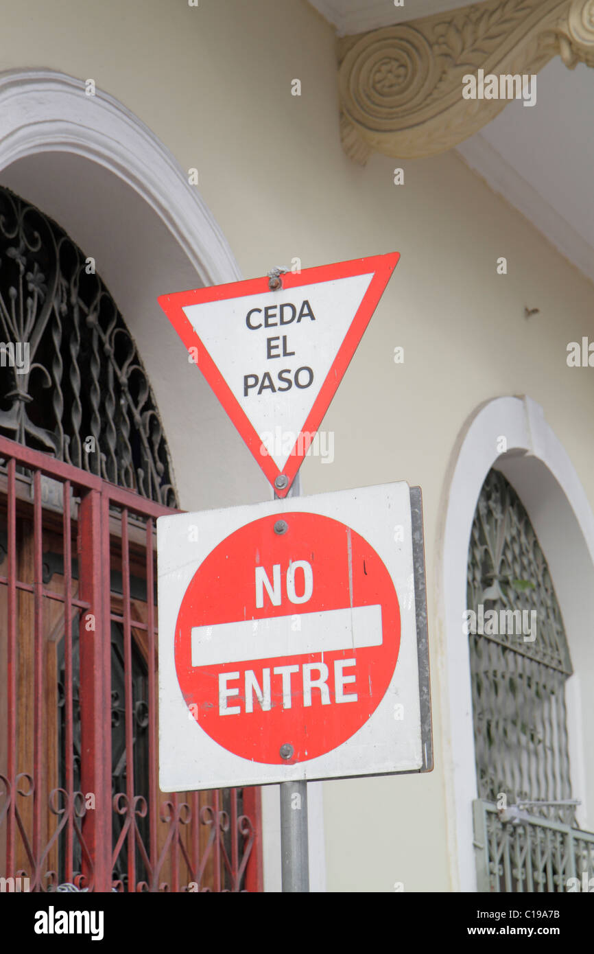 Panama, Lateinamerika, Mittelamerika, Panama City, Casco Viejo, San Francisco, historisches Viertel, Verkehr, Straße, Schild, Logo, spanische Sprache, zweisprachig, Ertrag, ceda el Stockfoto