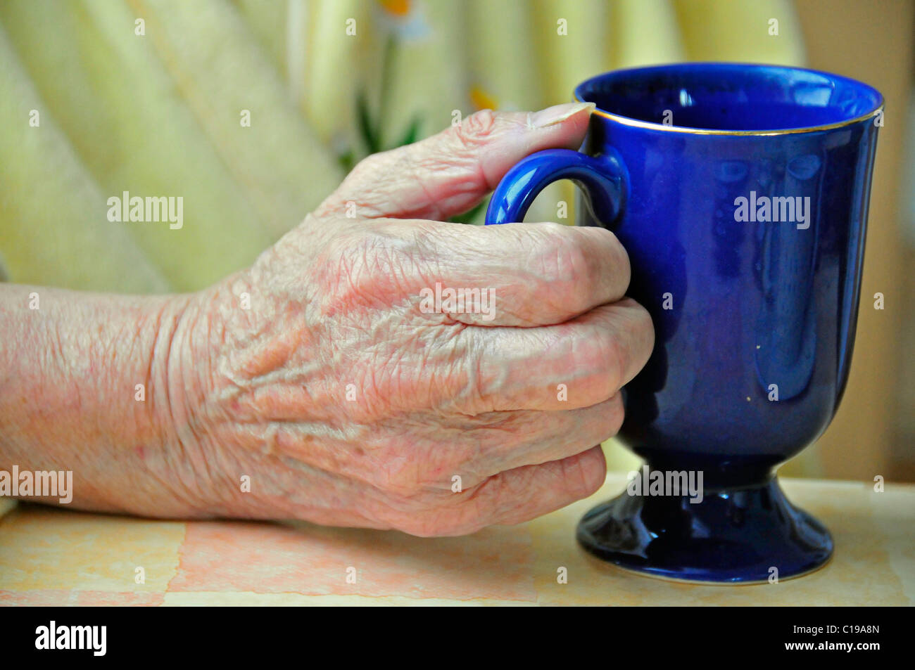 Tasse eine 83 Jahre alte Frau in ein betreutes Wohnen Residenz, Hederpark, Salzkotten, Nordrhein-Westfalen, Deutschland, Europa Stockfoto