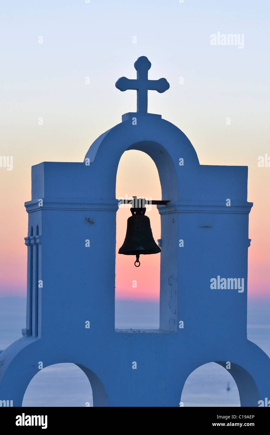 Glockenturm von einer griechischen Kirche bei Sonnenuntergang, Thira, Fira, Santorini, Kykladen, Griechenland, Europa Stockfoto