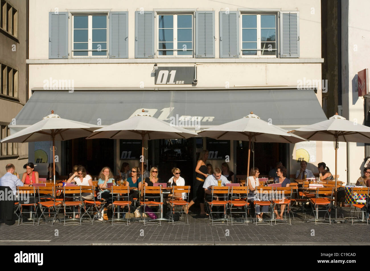Straße Cafe am Limmatquai oder Limmat River Quay, Zürich, Schweiz, Europa Stockfoto