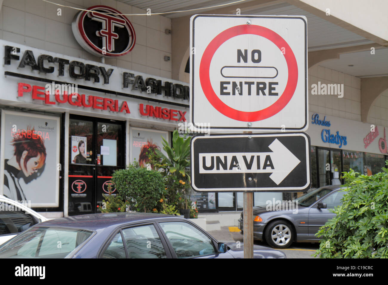 Panama, Latein, Mittelamerika, Panama City, Marbella, Verkehr, Straße, Schild, Logo, spanische Sprache, zweisprachig, einbahnig, Pfeil, nicht betreten, Shopper shoppen Stockfoto