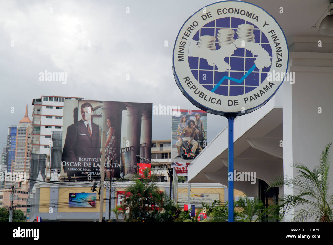Panama, Lateinamerika, Mittelamerika, Panama City, Bella Vista, Via Espana, Innenstadt, Schild, Schilder, Gebäude des Finanzministeriums, Währung, Geld, Wirtschaft, Straßenszene, Bil Stockfoto