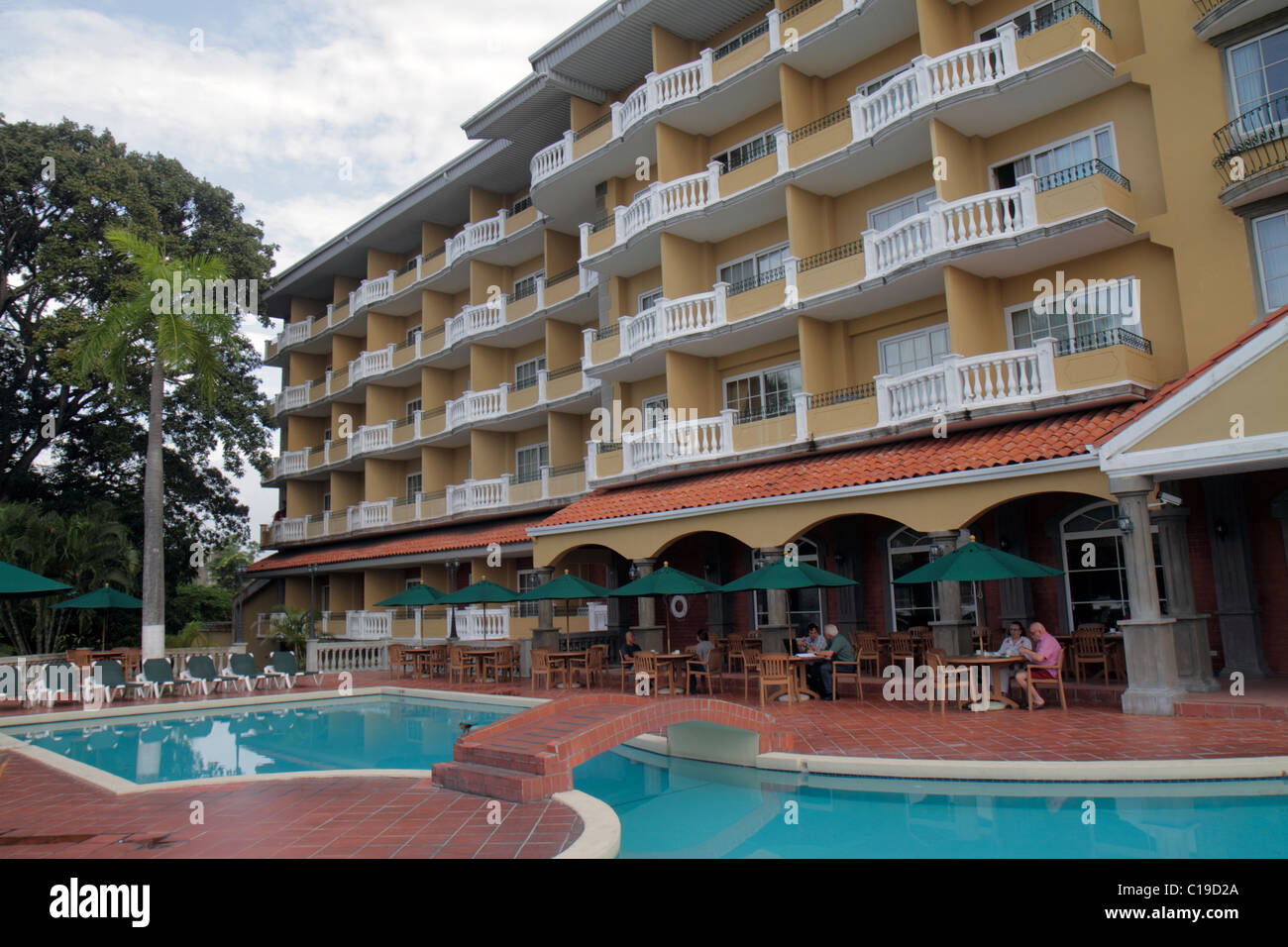 Panama, Lateinamerika, Mittelamerika, Panama City, Amador, Country Inn & Suites, Hotel, Unterkunft, Mittelklasse USA, USA, Kette, Pool, Brücke, Lounge, Sonnenschirm, Tische, Männer Stockfoto