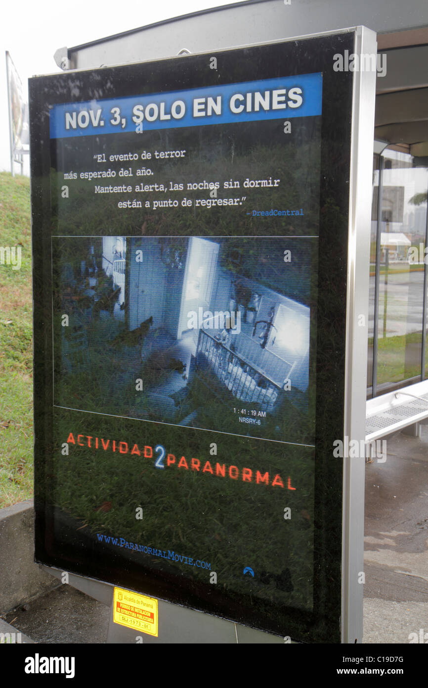 Panama Panama City, Amador, Außenwerbung, Anzeige, Werbung, Anzeige, Schild, hintergrundbeleuchtetes Display Verkauf Filmeröffnung, spanische Sprache, zweisprachig, Paranormalacti Stockfoto