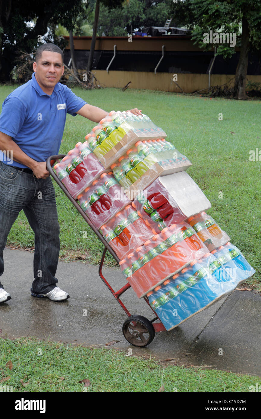 Panama, Lateinamerika, Mittelamerika, Panama City, Amador, Getränkeverteiler, Gatorade, PepsiCo, verpackte Flaschen, Sportgetränke, Getränke, Handkarren, Do Stockfoto