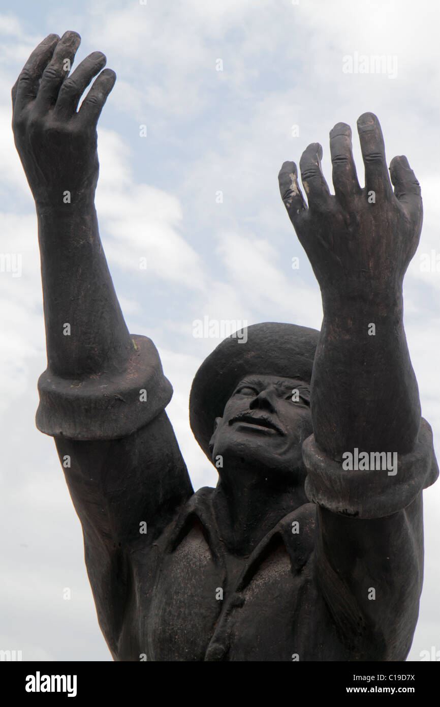Panama, Lateinamerika, Mittelamerika, Panama City, Amador, Plaza Iberoamericana, Statue, Mann, der zum Himmel greift, Hand, Hände, Arme ausgestreckt, Arbeiter, Arbeiter, gefesselte Shi Stockfoto Panama, Lateinamerika, Mittelamerika, Panama City, Amador, Plaza Iberoamericana, Statue, Mann, der zum Himmel greift, Hand, Hände, Arme ausgestreckt, Arbeiter, Arbeiter, gefesselte Shi Stockfoto