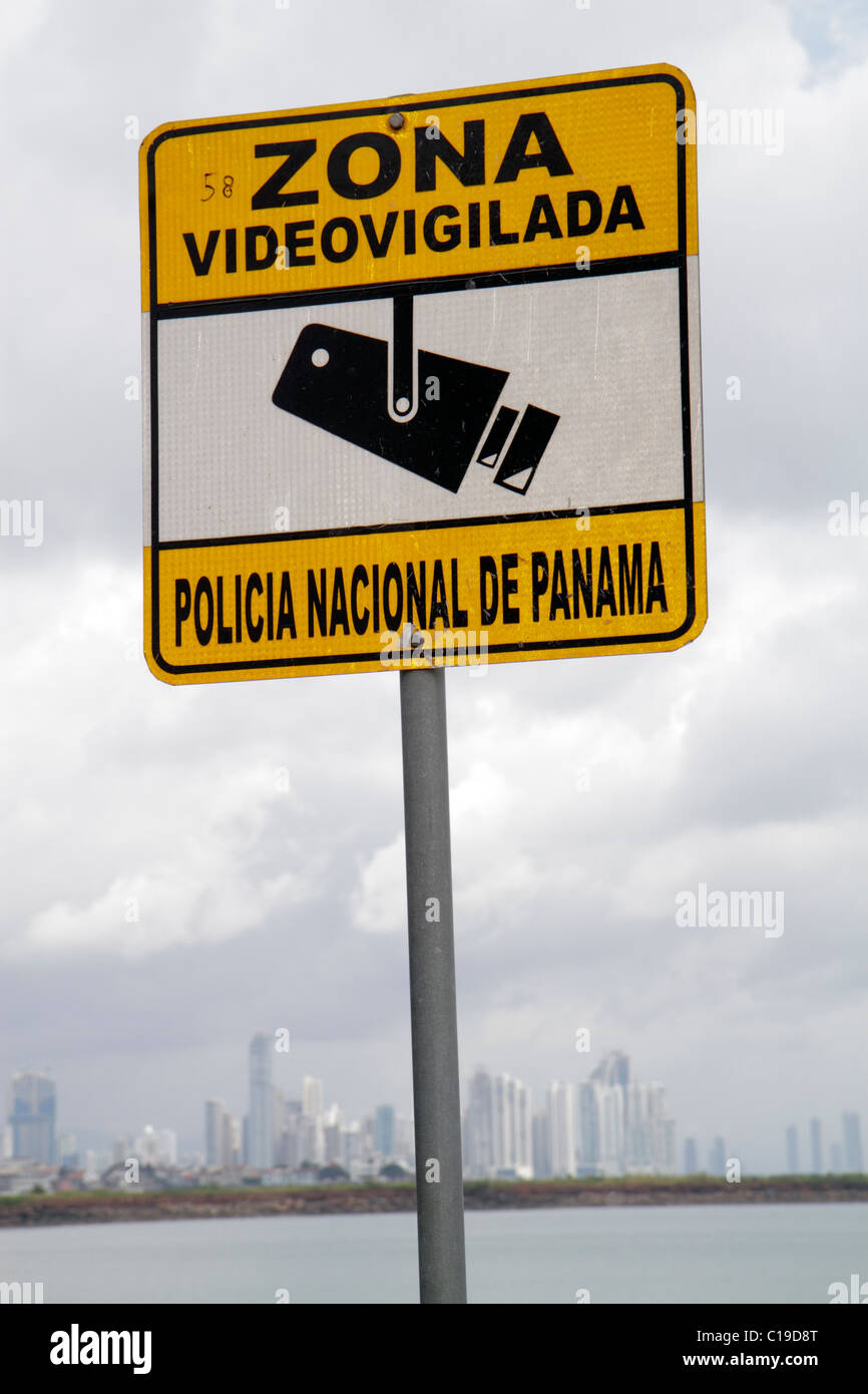 Panama, Lateinamerika, Mittelamerika, Panama City, Amador, Bahia de Panama, Schild, Warnung, Nationalpolizei, Videoüberwachungszone, spanische Sprache, zweisprachig, Skylin Stockfoto