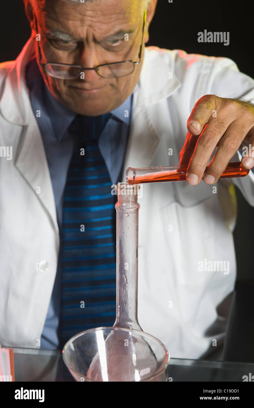 Wissenschaftler machen wissenschaftliche Experiment in einem Labor Stockfoto