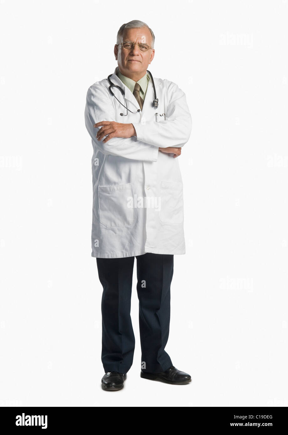 Porträt eines Arztes stehend mit seine Arme verschränkt Stockfoto