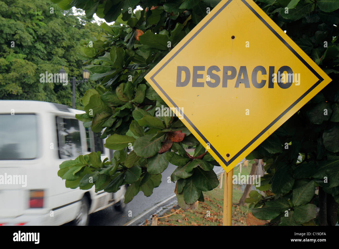 Panama, Lateinamerika, Mittelamerika, Panama City, Amador Causeway, Calzada de Amador, Bahia de Panama, Panama-Kanal, Straßenschild, Warnung, Geschwindigkeit verringern, verlangsamen, d Stockfoto