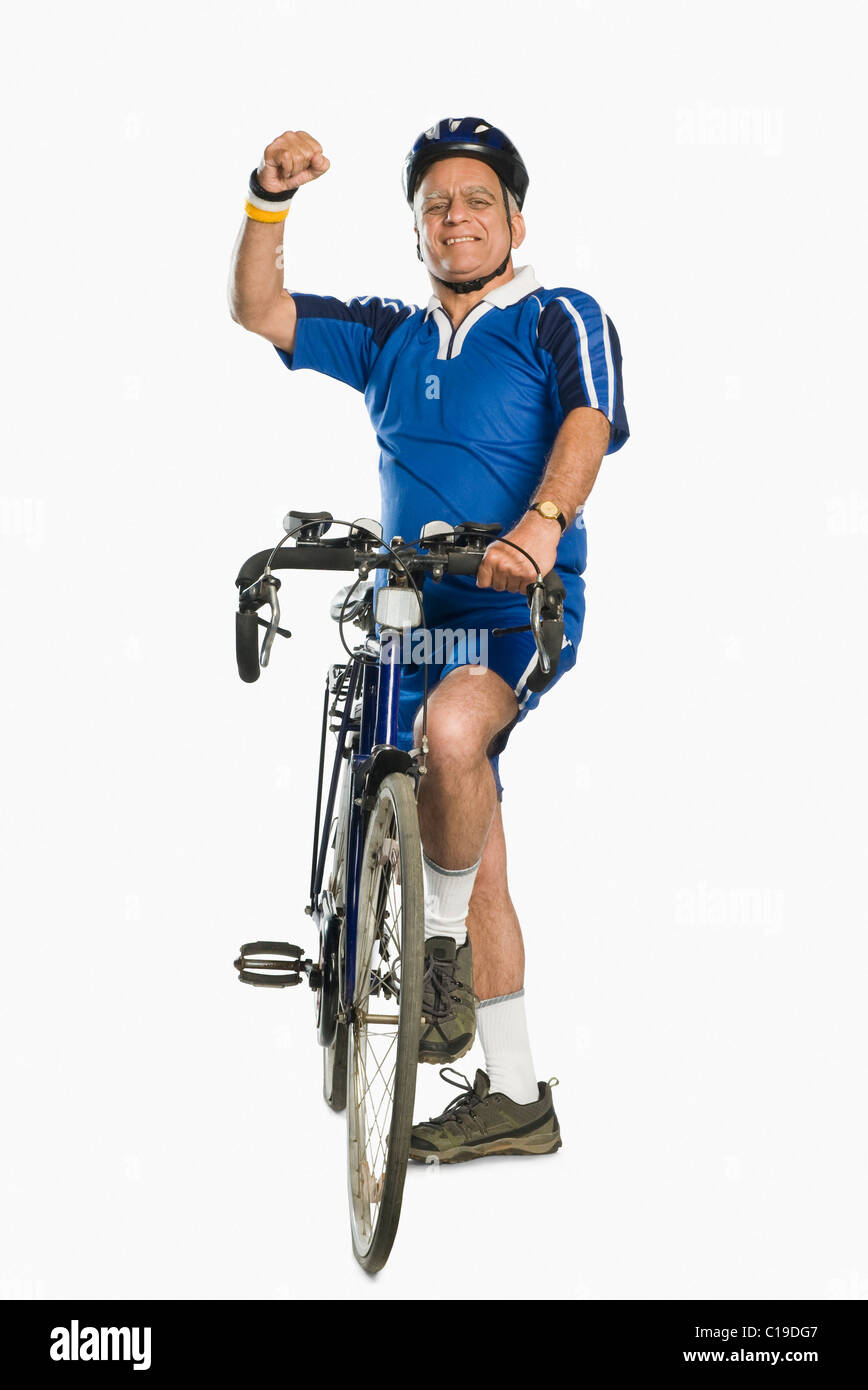 Mann hält ein Fahrrad und lächelnd Stockfoto