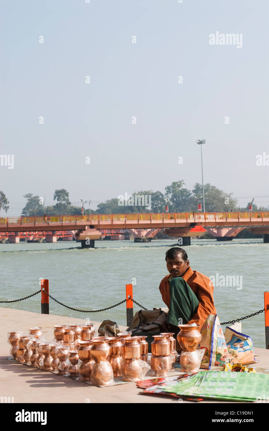 Anbieter verkaufen Kupfer Töpfe auf dem Ghat Fluss Ganges, Haridwar, Uttarakhand, Indien Stockfoto