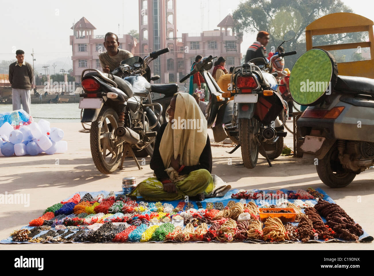 Anbieter verkaufen Ketten auf die Ghat Fluss Ganges, Haridwar, Uttarakhand, Indien Stockfoto