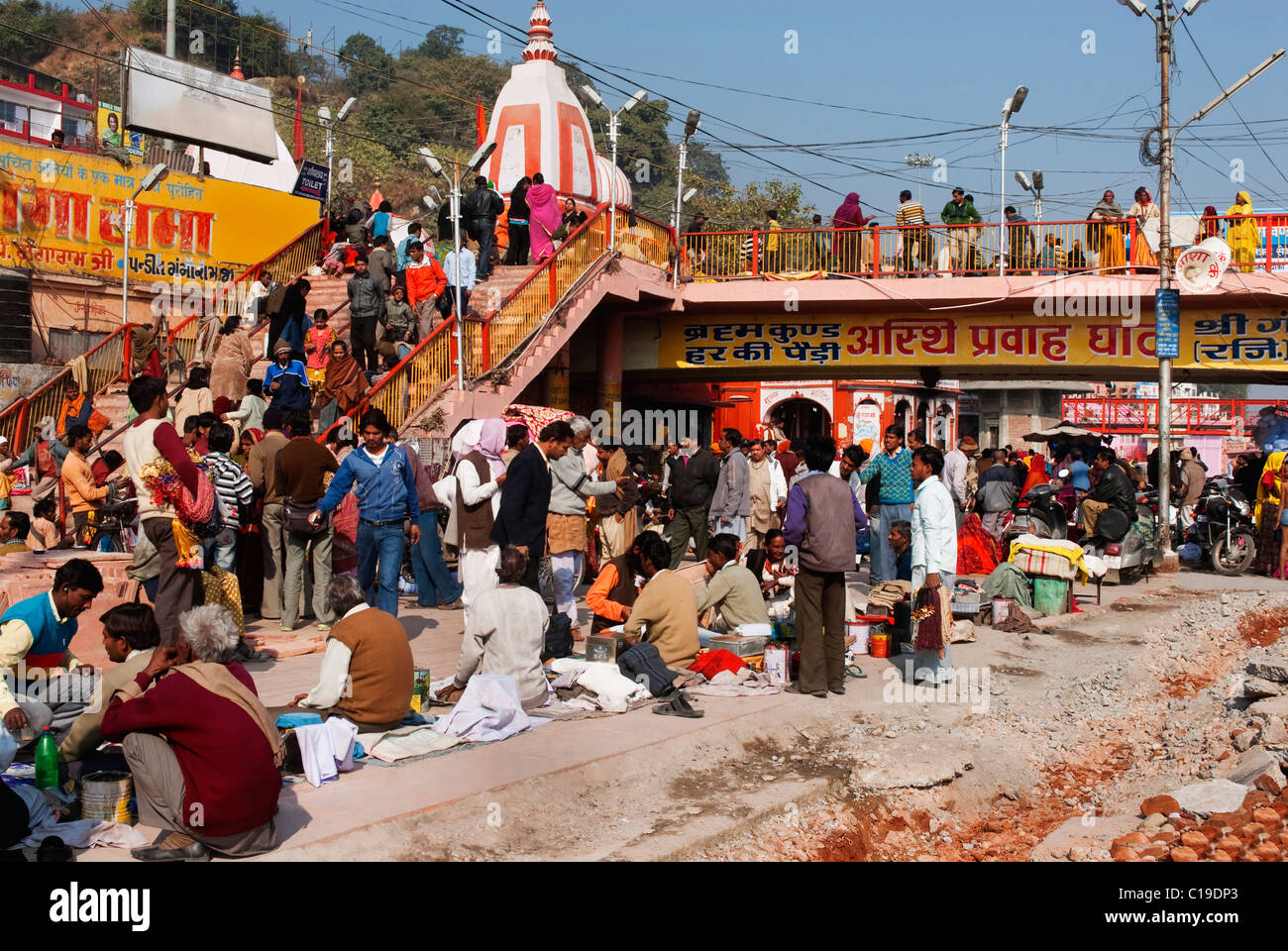 Touristen bei einem Ghat, Haridwar, Uttarakhand, Indien Stockfoto