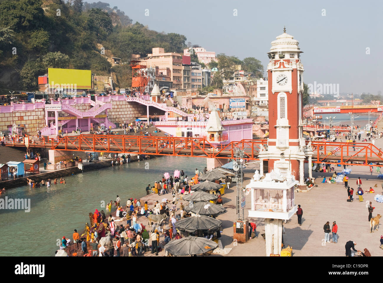 Pilger beten an einem Ghat, Har Ki Pauri, Fluss Ganges, Haridwar, Uttarakhand, Indien Stockfoto