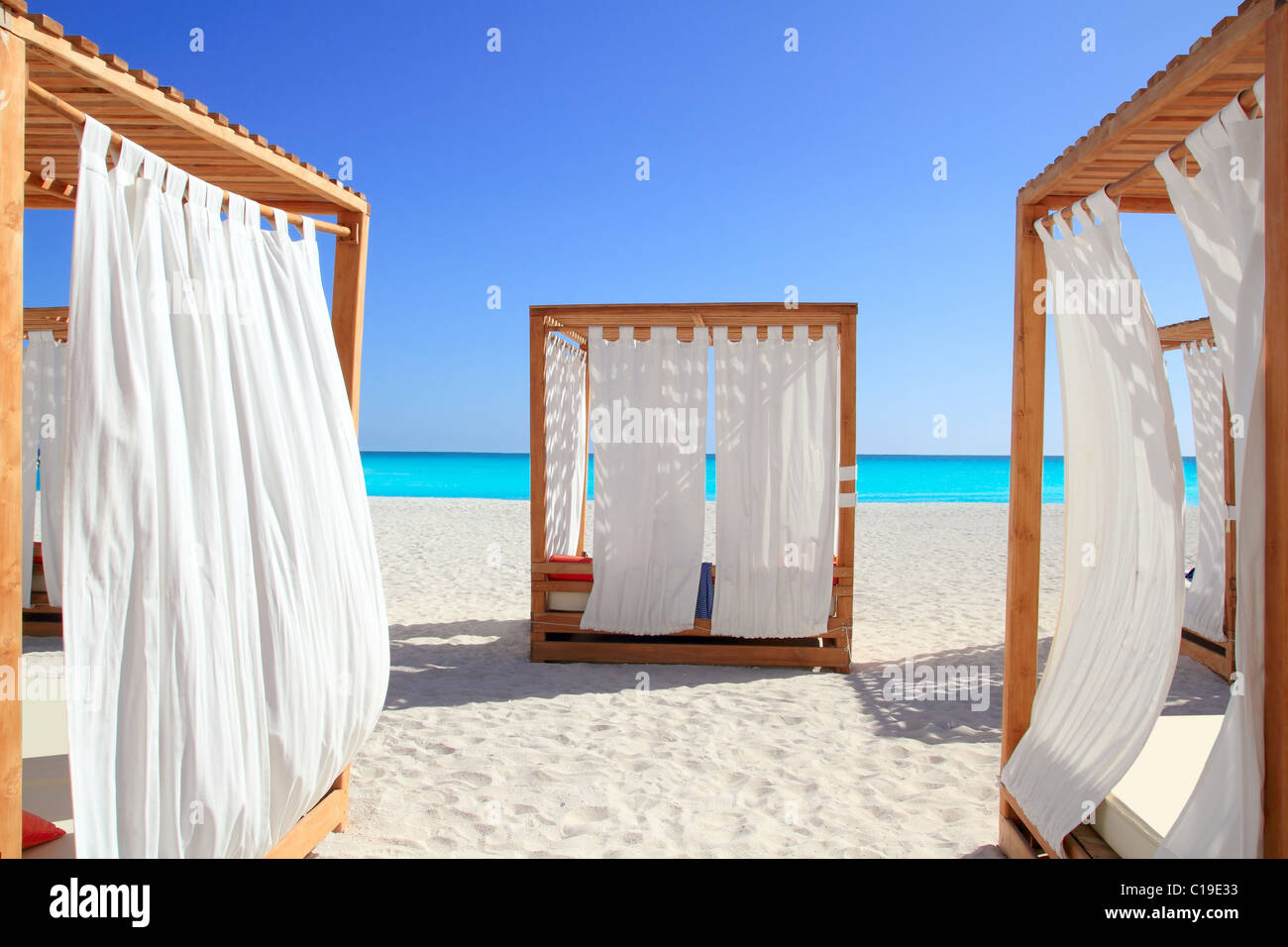 Karibischen Pavillon Betten in tropischen Strand Sand ruhigen Urlaub Stockfoto