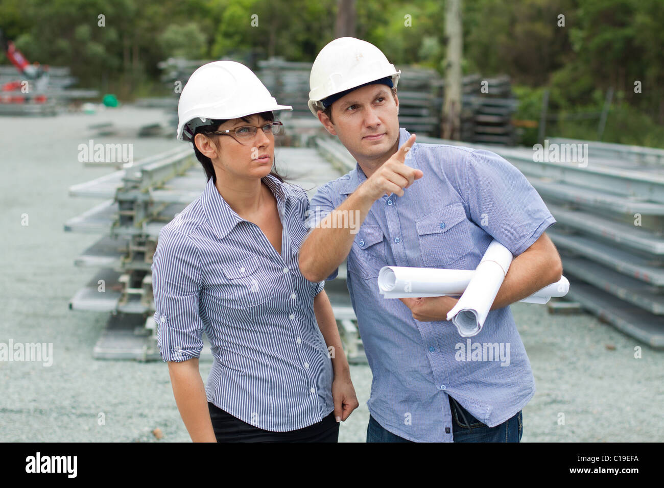 junger Ingenieur zeigt Studenten rund um den Ort Stockfoto