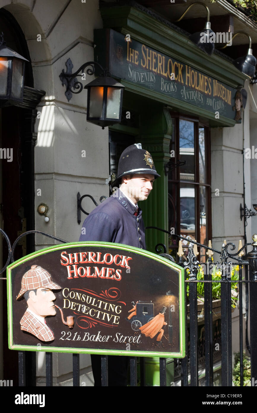 Sherlock Holmes Museum zur Baker Street London mit einem Polizisten Wachposten Stockfoto