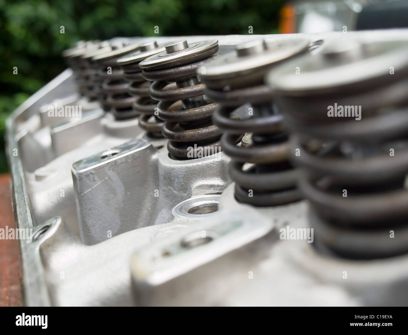 Zylinderkopf aus einem Land Rover Discovery V8-Motor. Fokus auf eine Ventilfeder mit flachen DOF hautnah Stockfoto