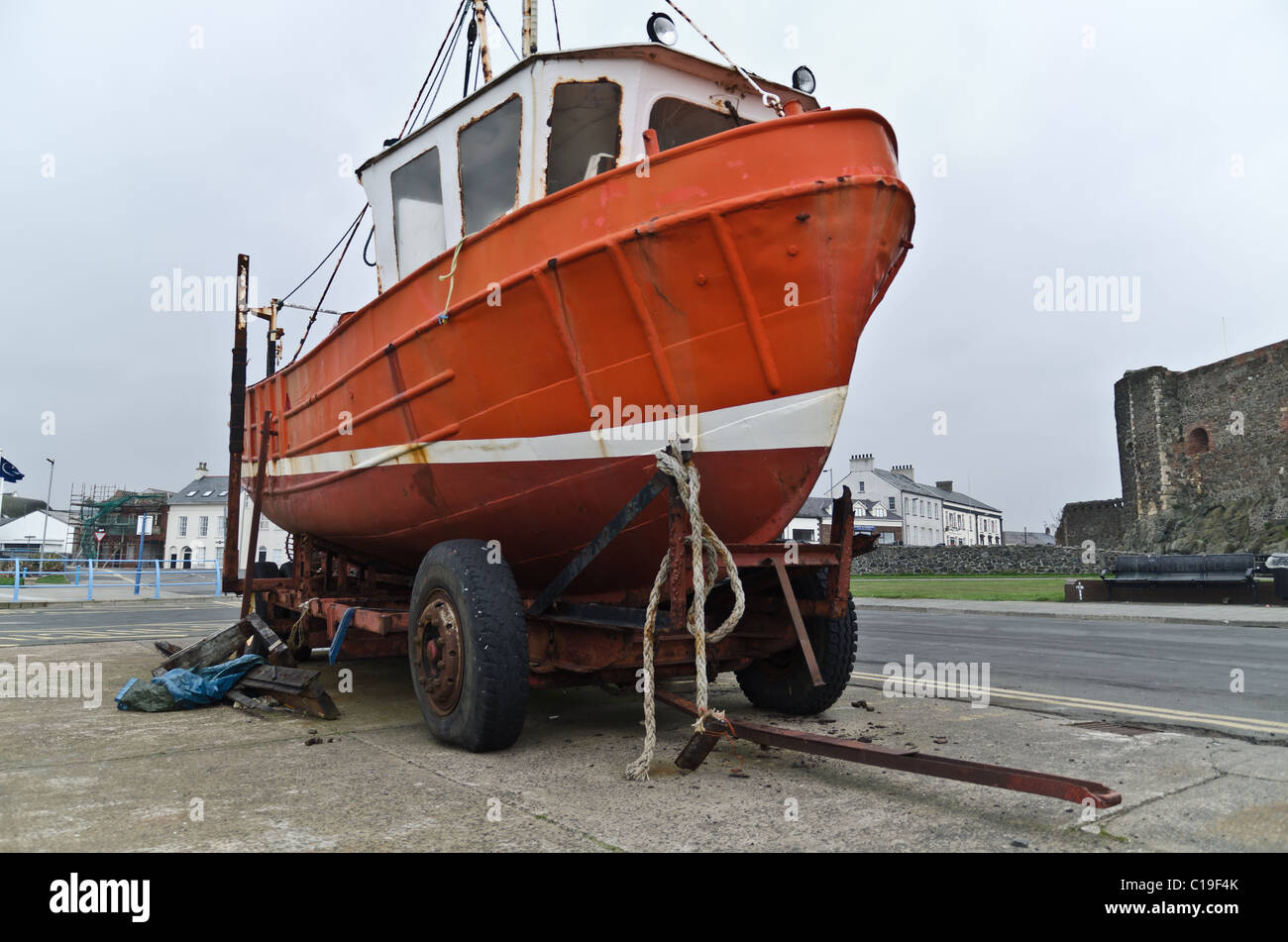 Altes Schiff auf Trockendock zur Reparatur und Sanierung Stockfoto