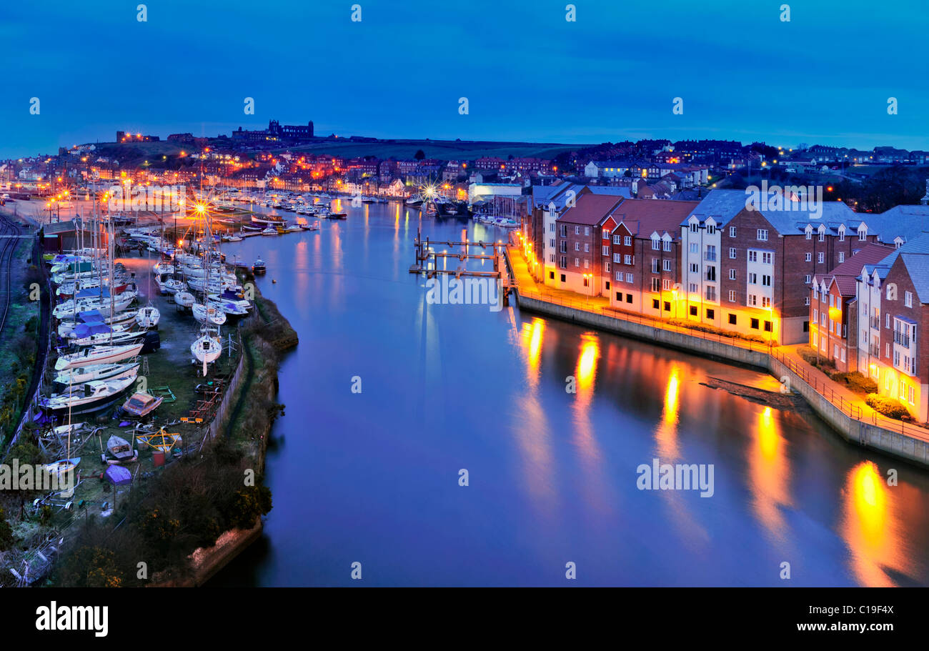 WHITBY, NORTH YORKSHIRE, Großbritannien - 17. MÄRZ 2010: Whitby Harbour bei Nacht Stockfoto