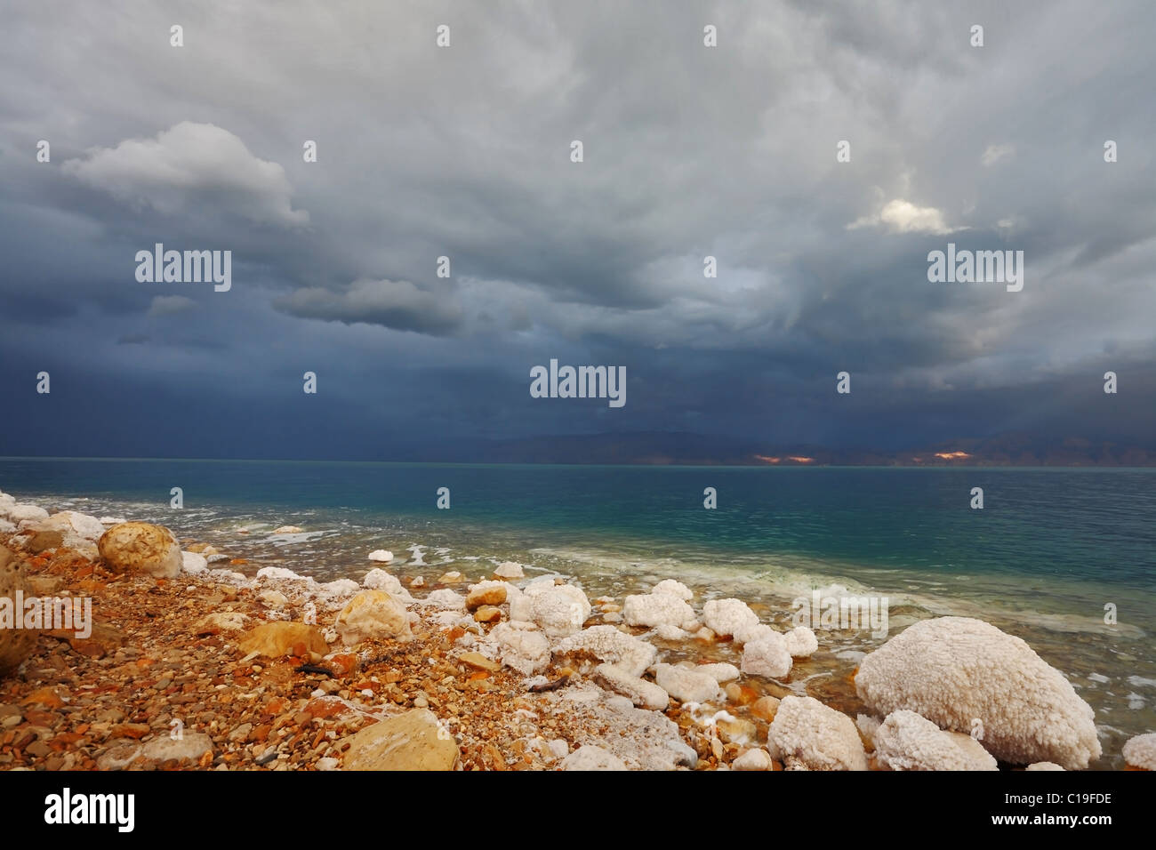 Blaue Gewitterwolke und grünes Wasser Stockfoto