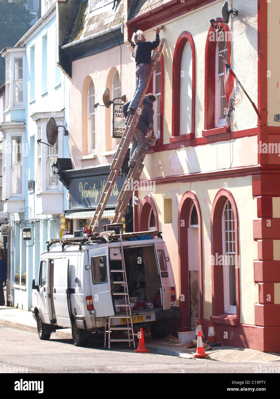 Gesundheit und Sicherheit Problem, Maler mit van Höhe von Leitern zu erhöhen, malen, bauen, Ilfracombe, Devon, UK Stockfoto