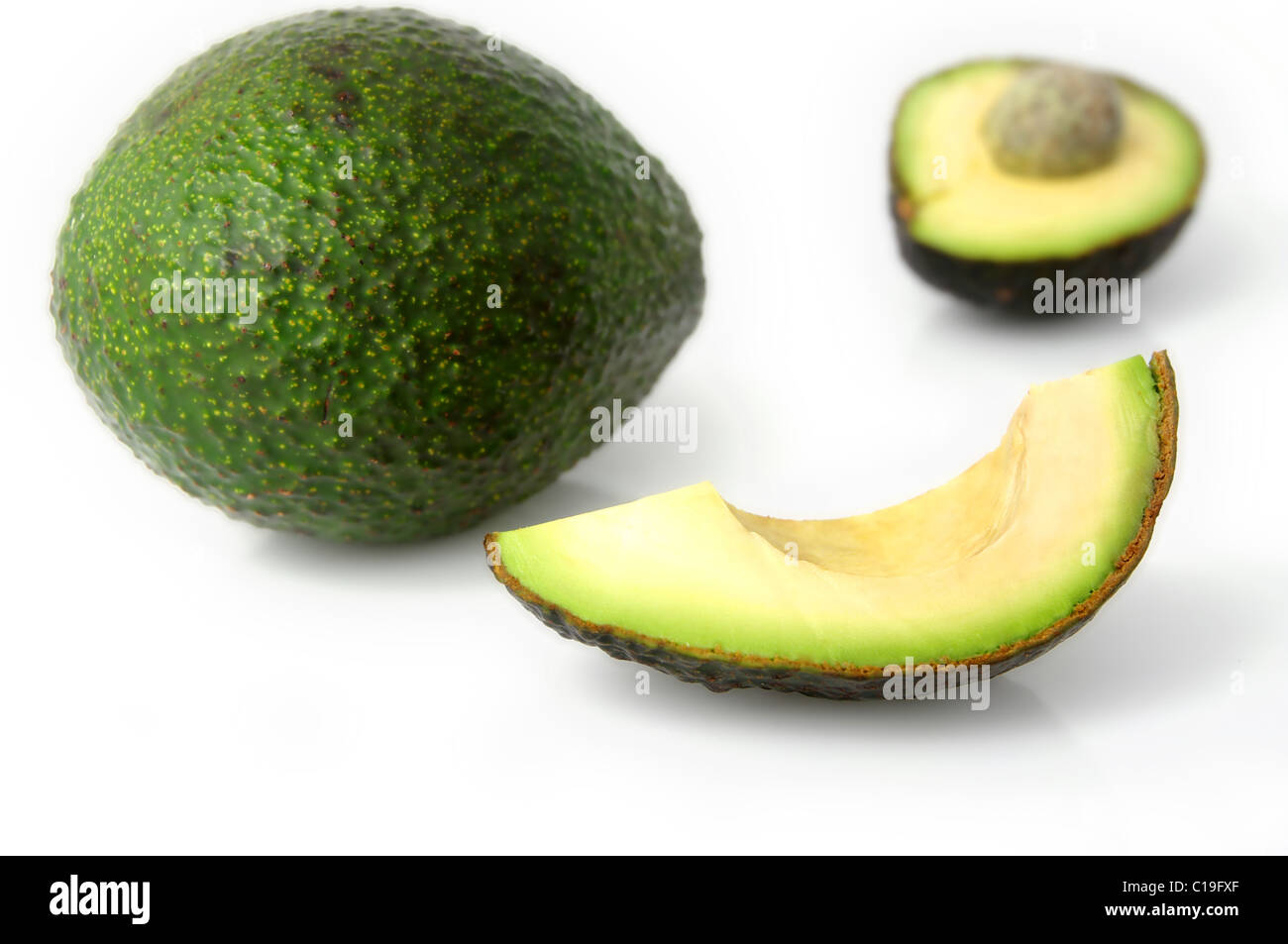 Avocado (Persea Americana). ganze Früchte und Querschnitt. Schuss auf weiß Stockfoto