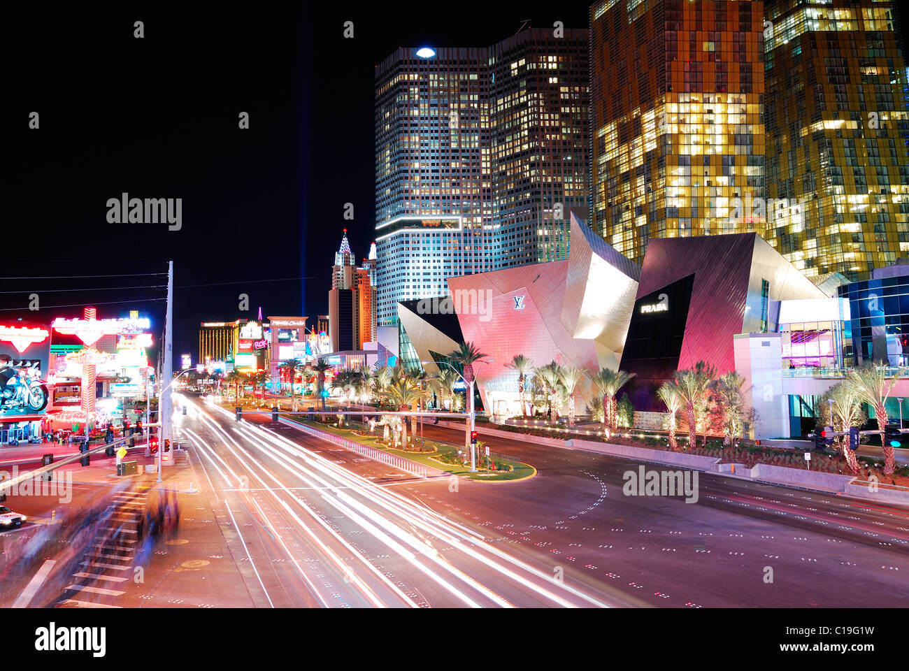 Luxushotel in Las Vegas Strip bei Nacht mit Verkehr, Nevada. Stockfoto