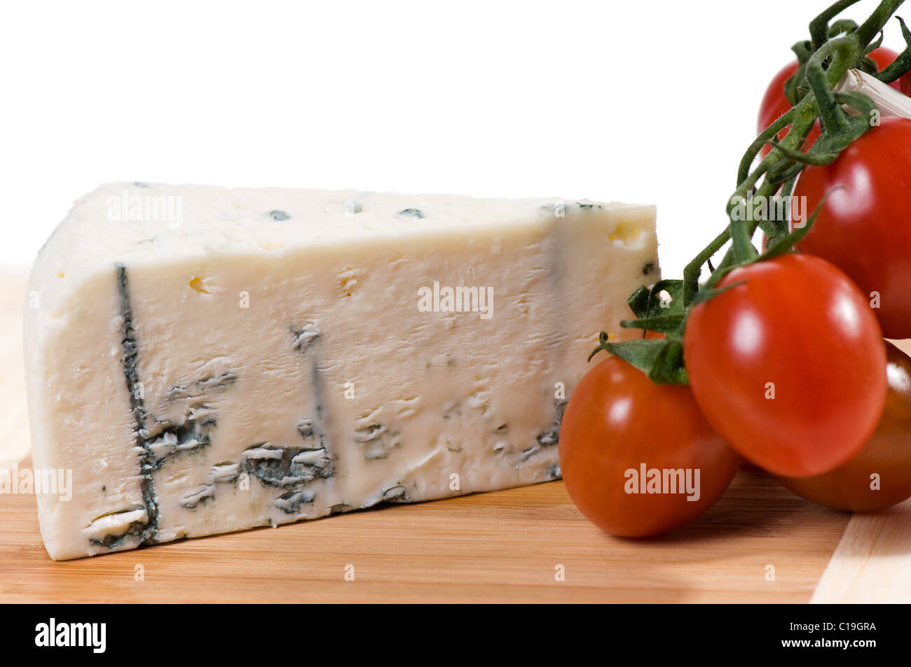 Blauschimmelkäse Roquefort und Cherry-Tomaten Stockfoto