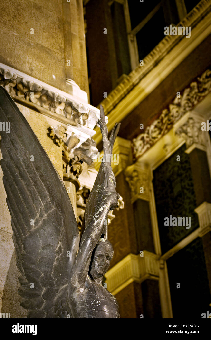 Statue von St. Michael. St. Michael, St. Michael Allee aus Cornhill, die City of London, London, England, UK Stockfoto