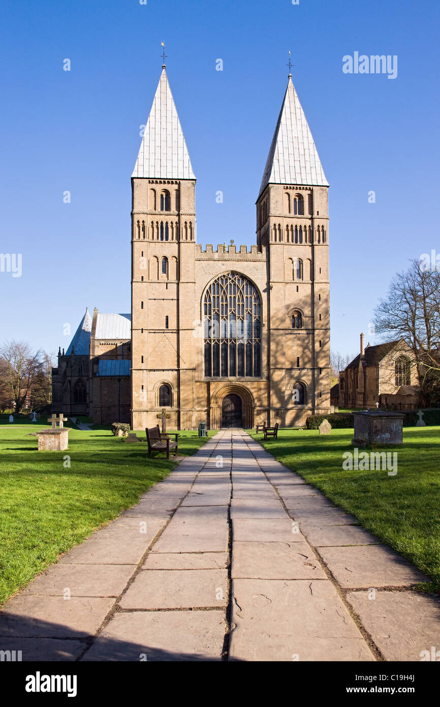 Ansatz zur Southwell Minster in Nottinghamshire mit seinem ungewöhnlichen Pfeffer Topf romanischen Türme einzigartig in Großbritannien Stockfoto
