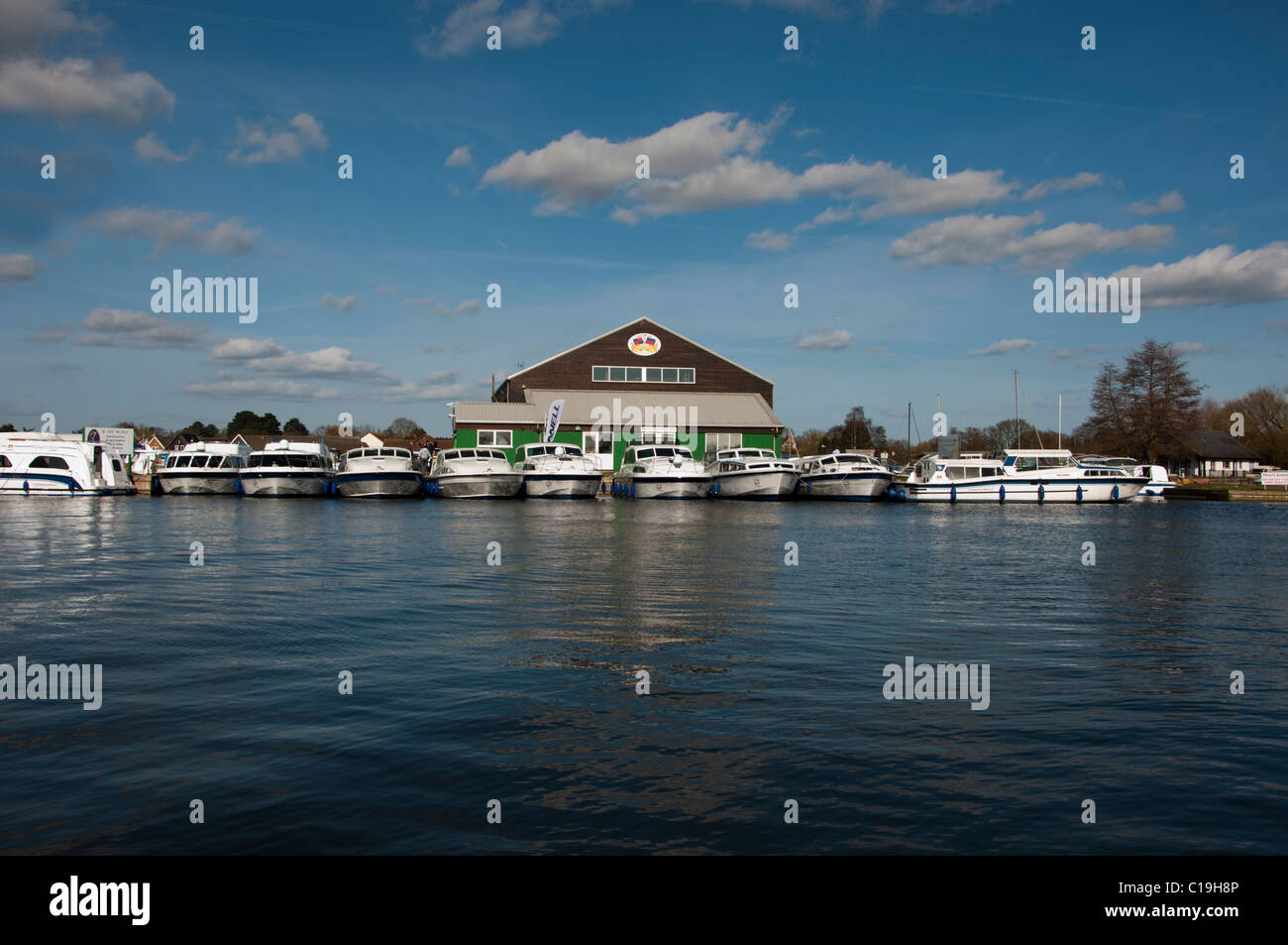 Boot mieten aufgereiht am Bootswerft Stockfoto