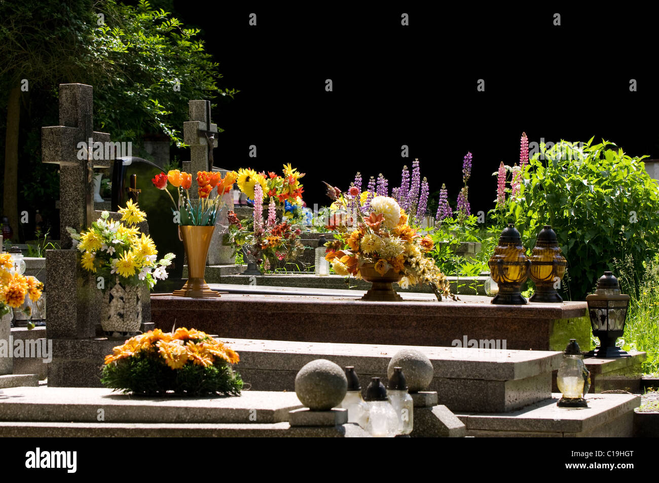 Blumen auf den Gräbern am alt-katholischen Friedhof Stockfoto