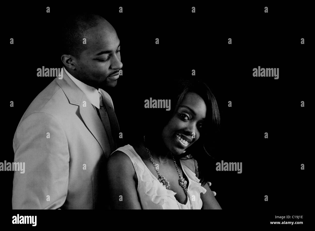 Afrikanische amerikanische paar schwarz und weiß in eine romantische Stimmung und lächelt Stockfoto