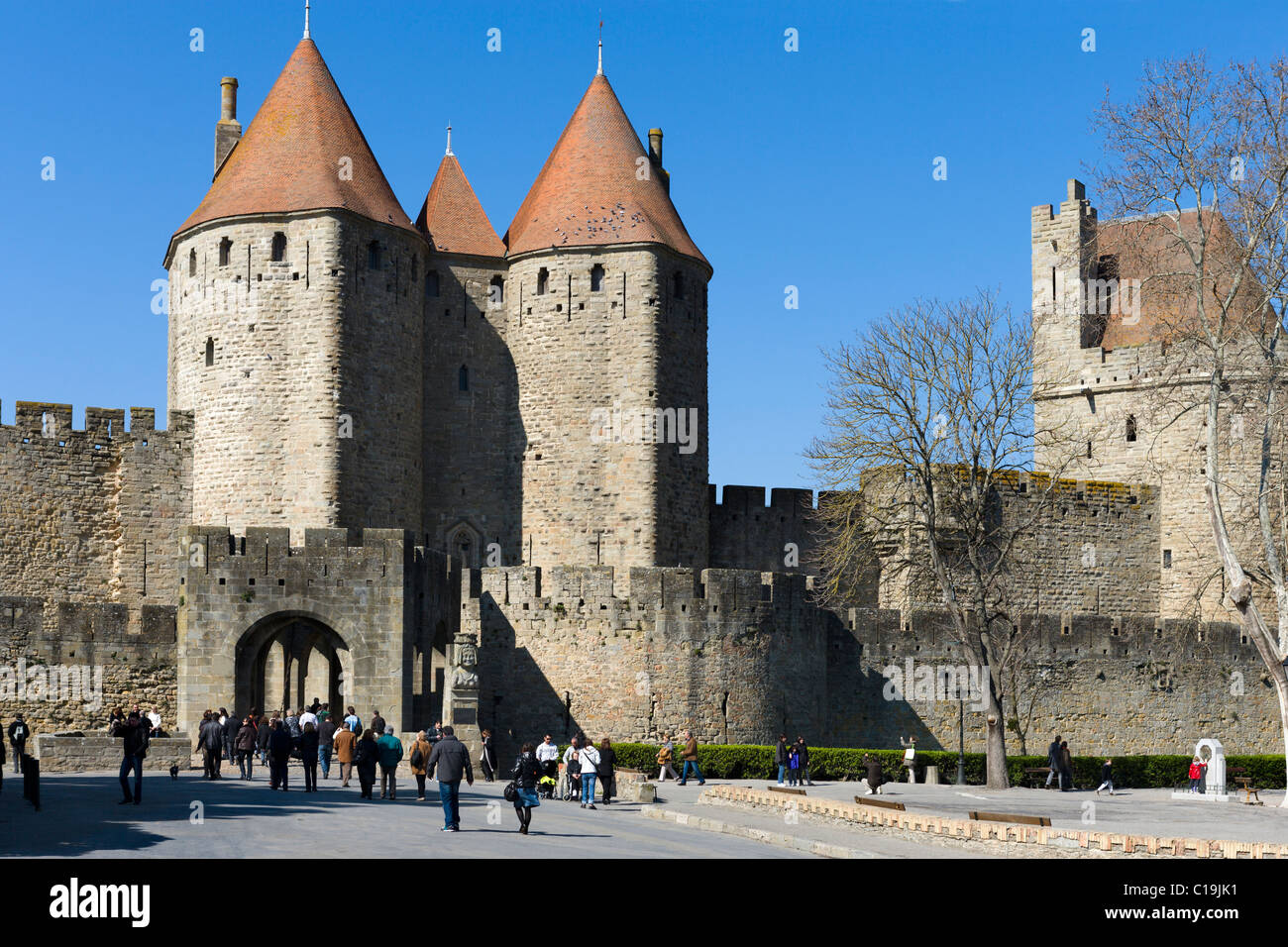 Die Porte Narbonnaise in der mittelalterlichen Stadtmauer (Cite) von Carcassonne, Languedoc, Frankreich Stockfoto