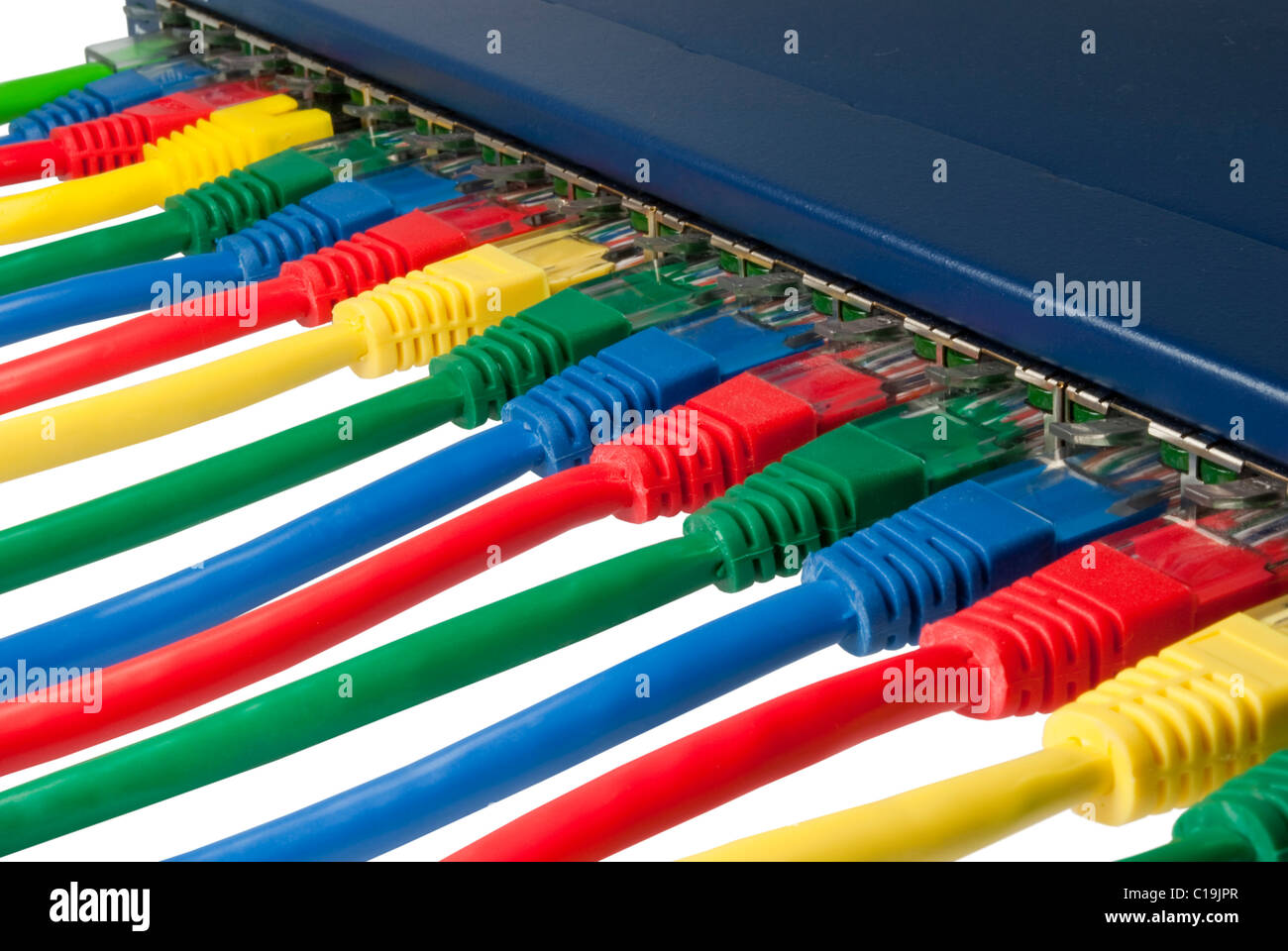 Multi farbige Kautschuk Netzwerkkabel verbunden mit einem blauen Router oder Switch isoliert auf weißem Hintergrund Stockfoto