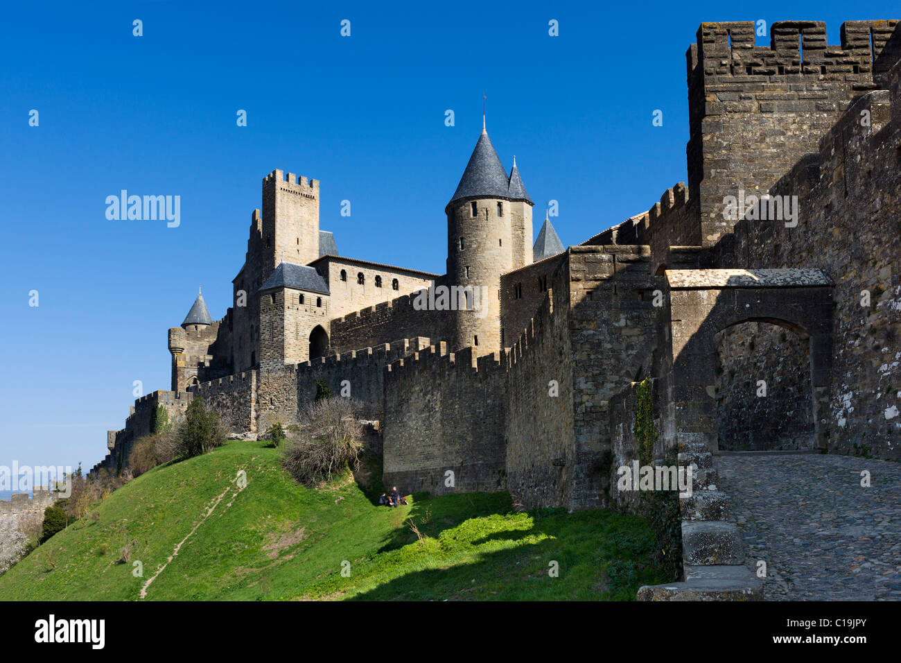 Die Porte de l ' Aude und Chateau Comtal in der mittelalterlichen Stadtmauer (Cite) von Carcassonne, Languedoc, Frankreich Stockfoto