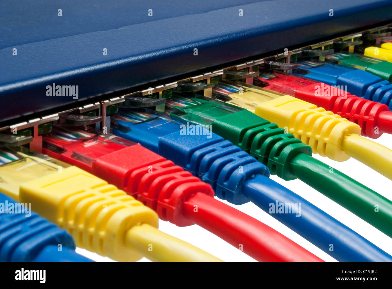 Makro Nahaufnahme auf farbigen Netzwerkkabel an einen Router oder Switch angeschlossen Stockfoto